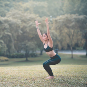 اوتکاتاسانا (حالت صندلی) Utkatasana (Chair Pose)